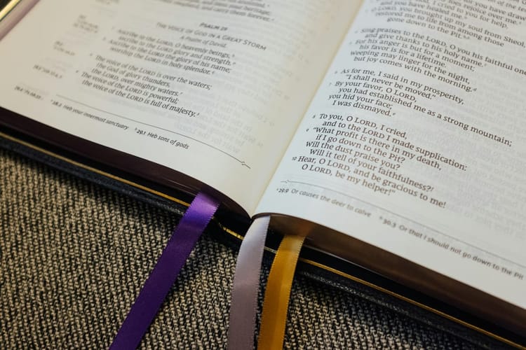 Pendalaman Alkitab: Menemukan Ketenangan di Dunia yang Kacau